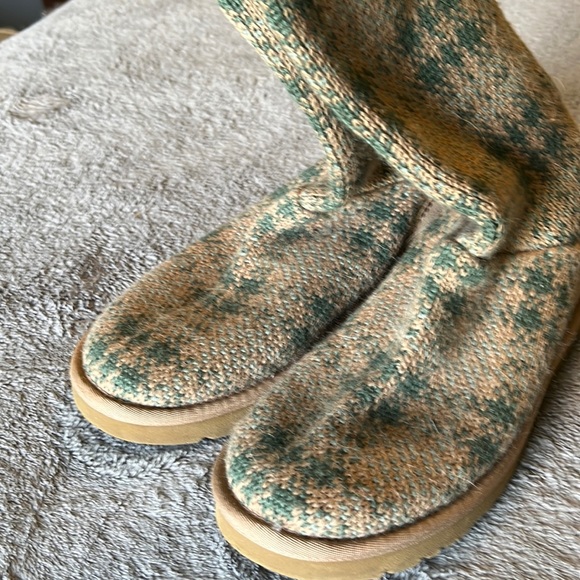 Ugg Sweater Boots - Picture 1 of 3